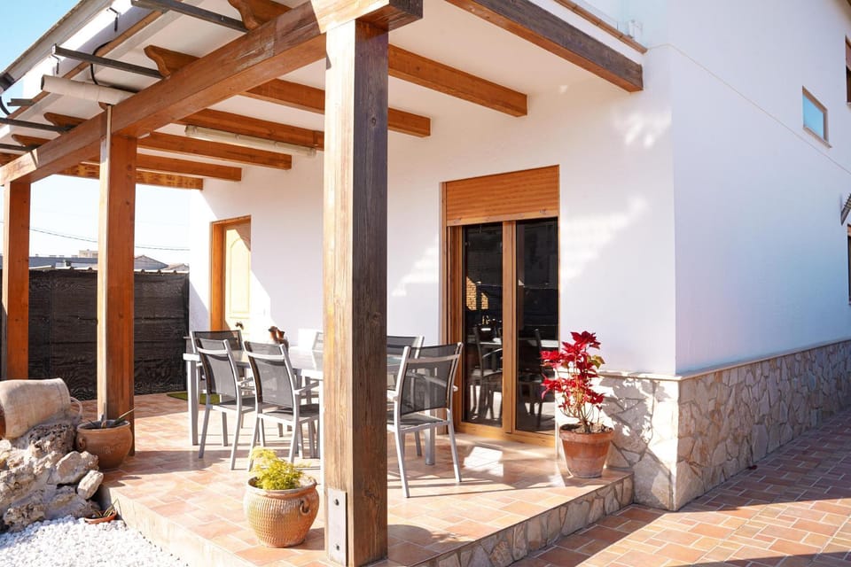 Property building, Patio, Balcony/Terrace