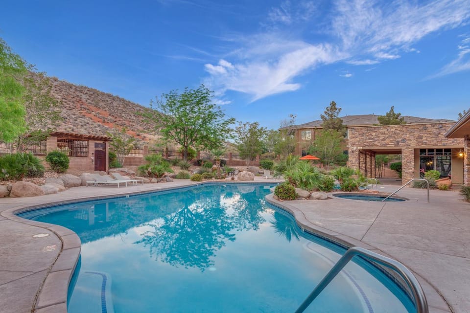 B6 l Hillside Hideaway, Indoor and Outdoor Fireplace, Sleeps 8 House in Washington