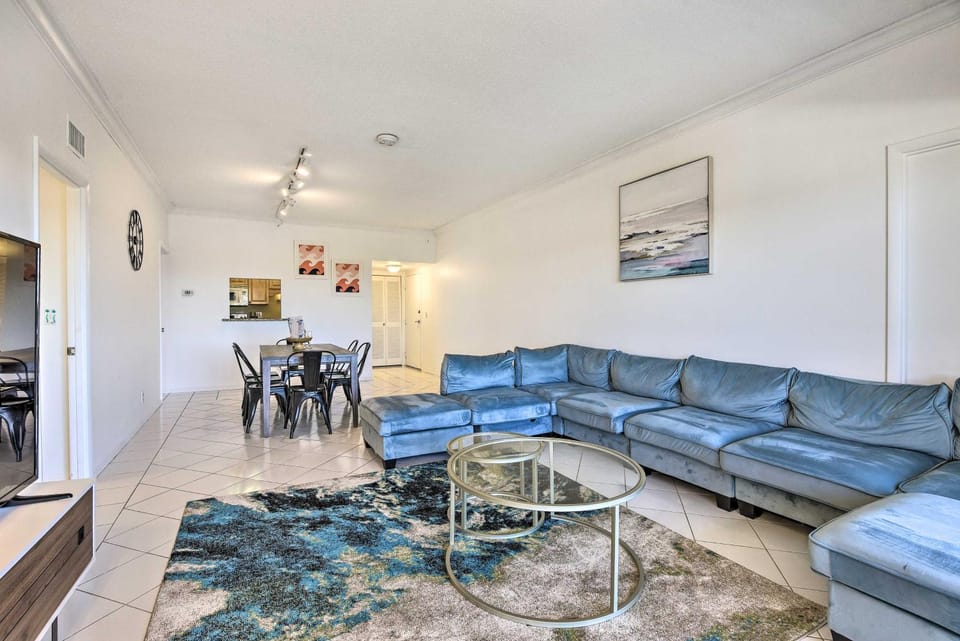 < 1 Mi to Siesta Key Beach: Condo w/ Pool House in Siesta Beach