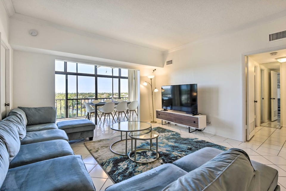 < 1 Mi to Siesta Key Beach: Condo w/ Pool House in Siesta Beach