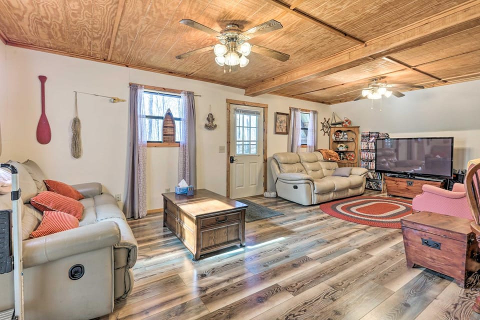 3 Mi to Cave Run Lake! Nature-Centric Family Cabin Cabin in Kentucky