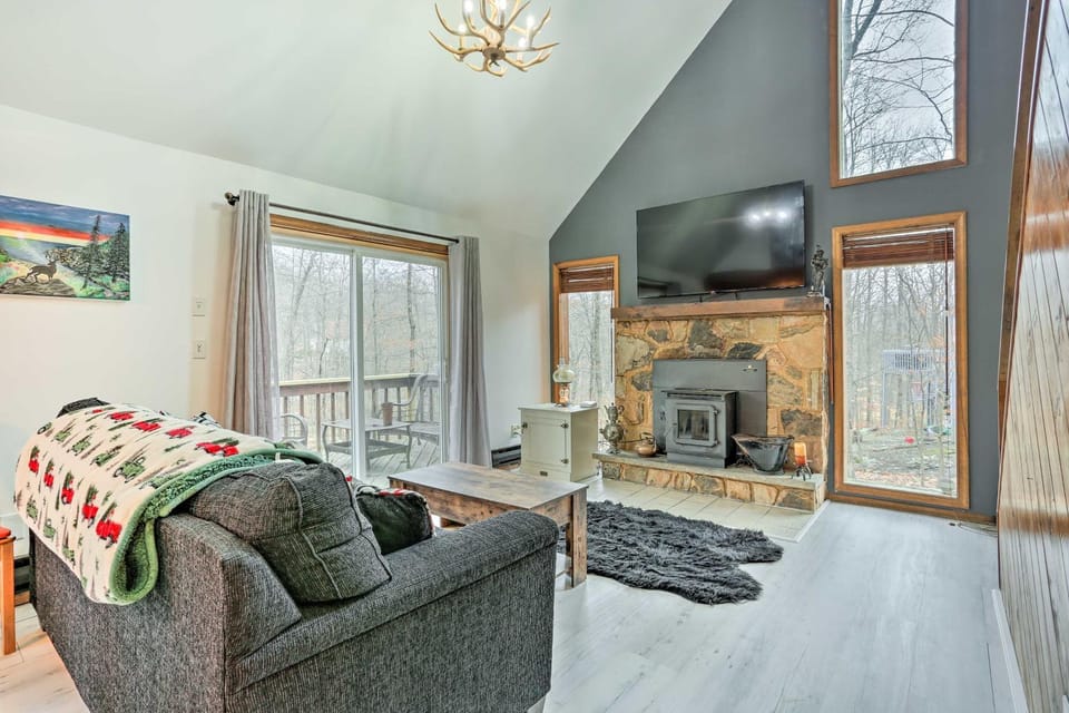 4 Mi to Tubing: Cozy Bushkill Cabin w/ Deck! Cabin in Middle Smithfield