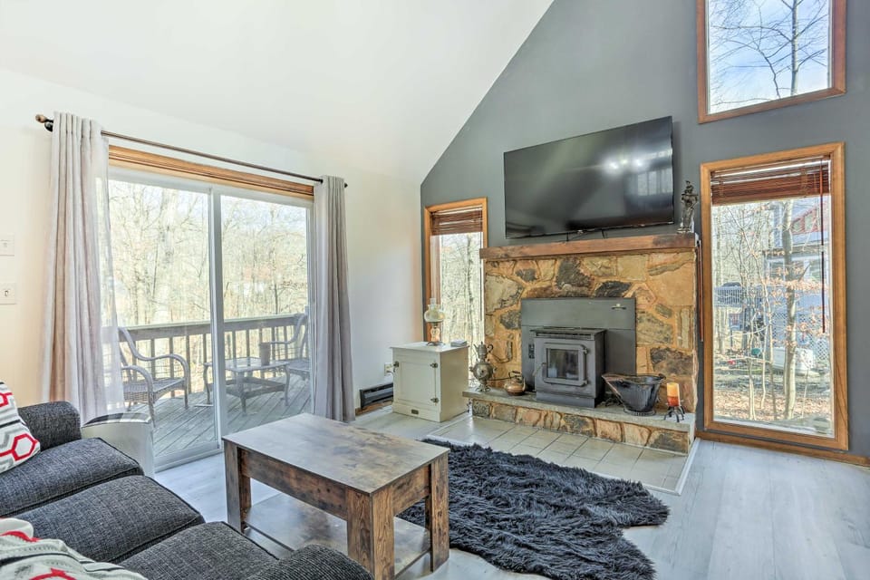 4 Mi to Tubing: Cozy Bushkill Cabin w/ Deck! Cabin in Middle Smithfield