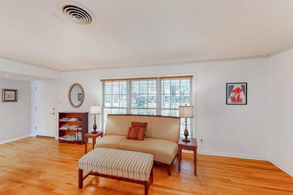 Briarbend Beauty House in Houston