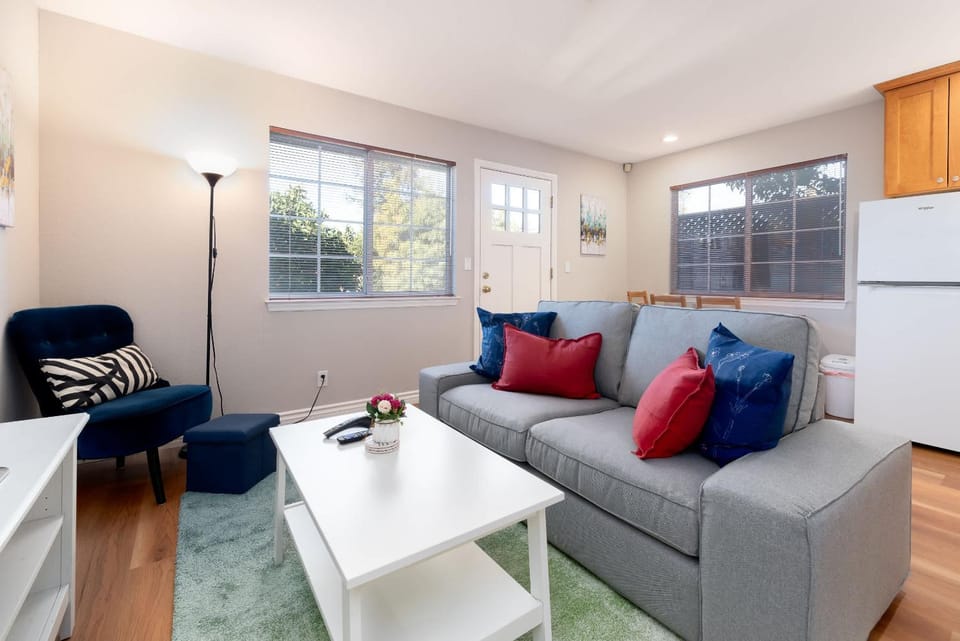 Bright Quiet Comfy 1BR Cottage in Mountain View House in Los Altos