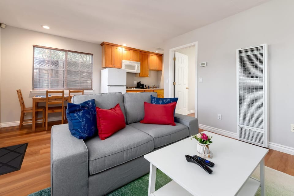 Bright Quiet Comfy 1BR Cottage in Mountain View House in Los Altos