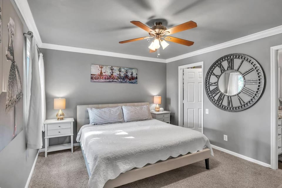 Walk to Broadway! 2BR2BATH Condo, Sleeps 6, Pool Apartment in East Nashville