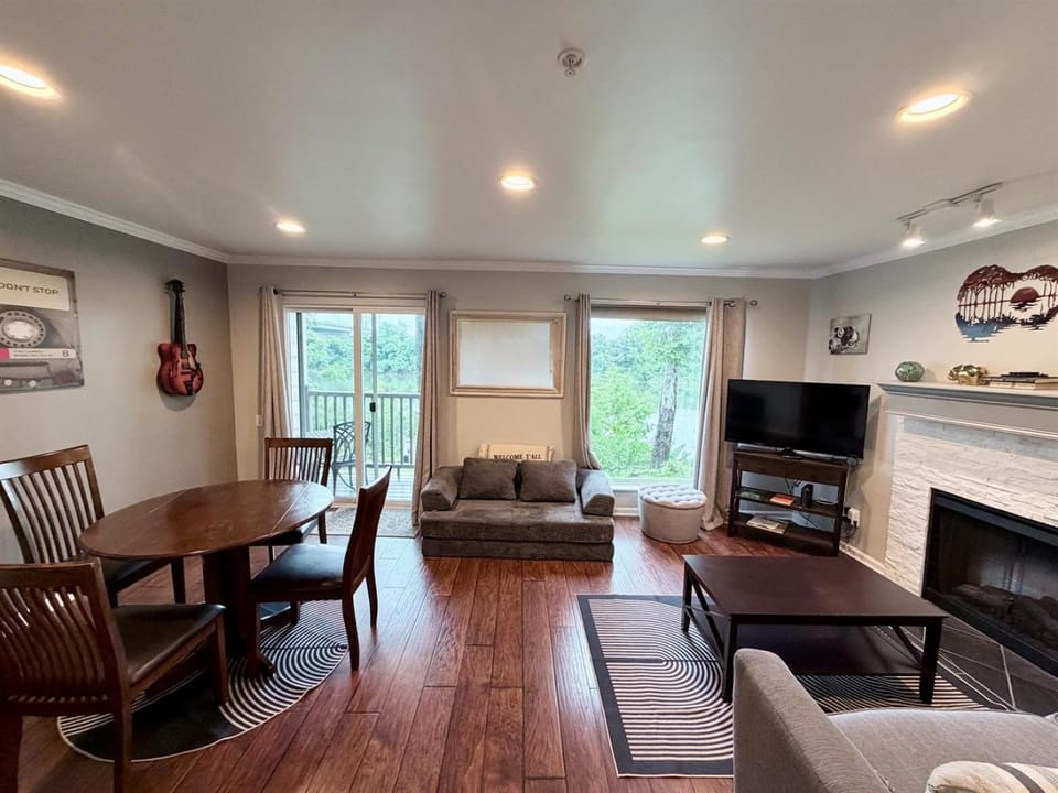 Walk to Broadway! 2BR2BATH Condo, Sleeps 6, Pool Apartment in East Nashville