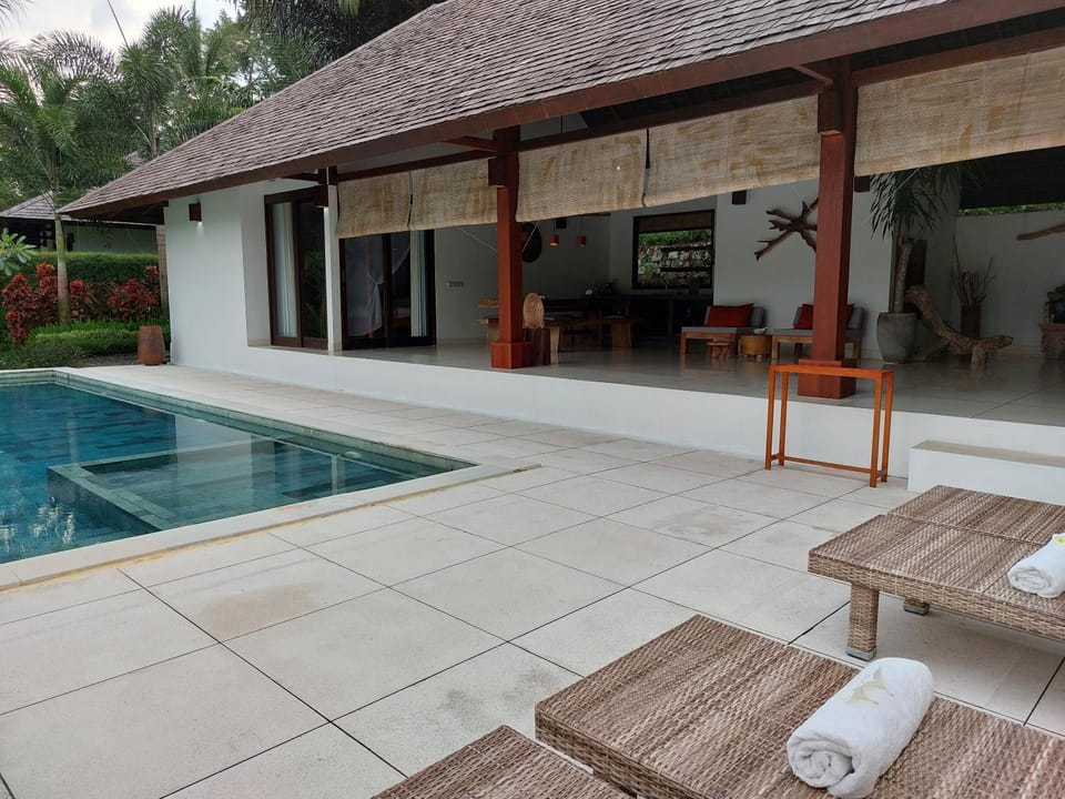 Property building, Day, Pool view, Swimming pool, sunbed