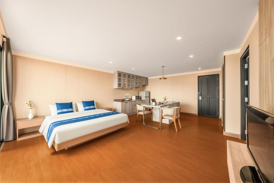 Bed, TV and multimedia, Kitchen or kitchenette, Living room, Photo of the whole room, Seating area, Dining area, Bedroom