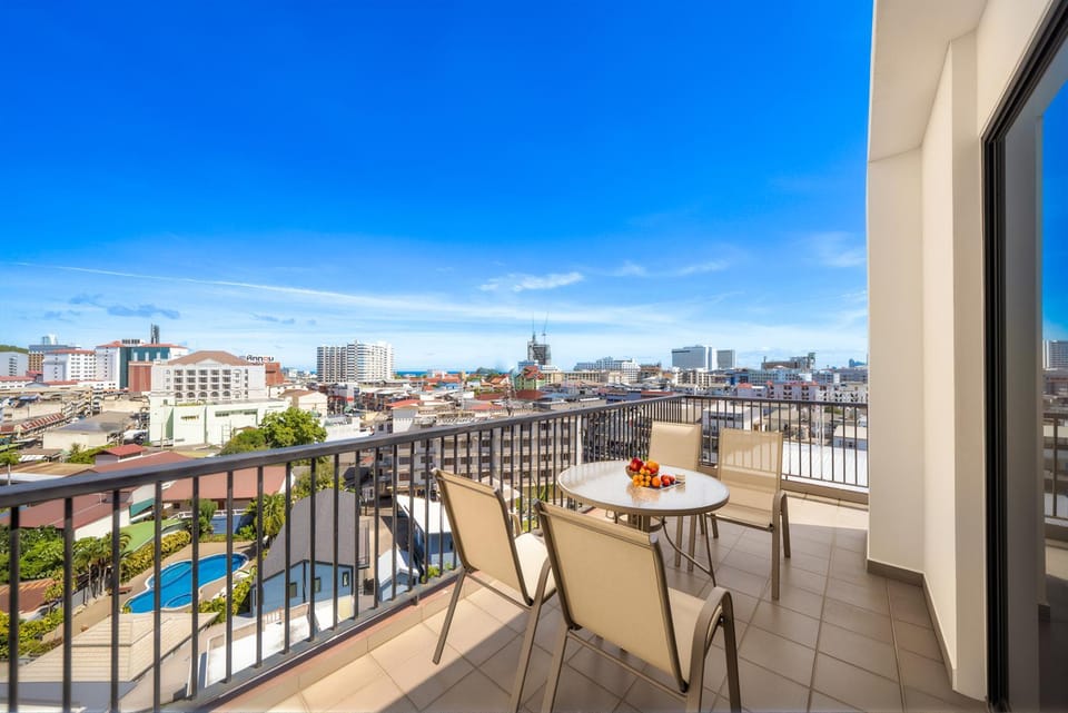 Day, View (from property/room), Balcony/Terrace, City view, Pool view, Swimming pool