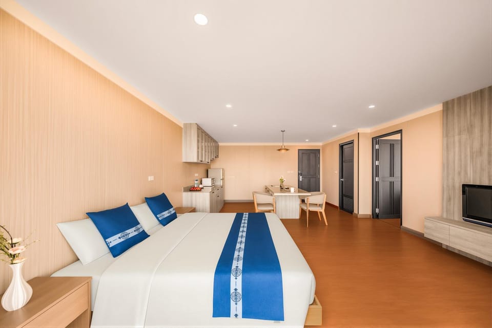 Bed, TV and multimedia, Living room, Photo of the whole room, Seating area, Evening entertainment, Bedroom