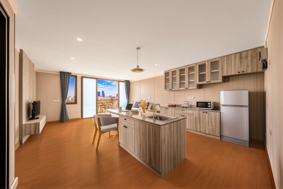 Kitchen or kitchenette, Dining area, minibar, stove
