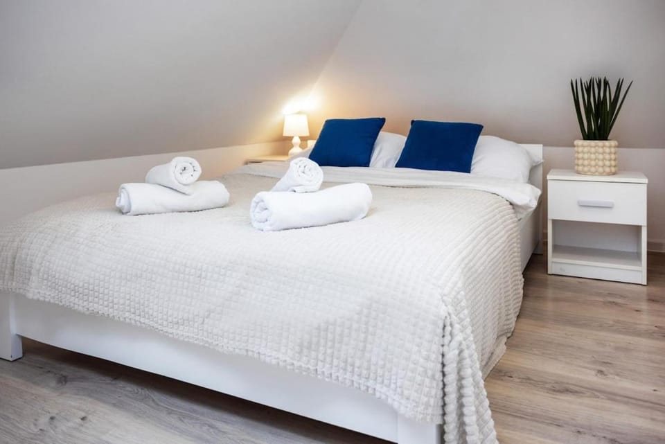 Bed, Photo of the whole room, Bedroom, towels