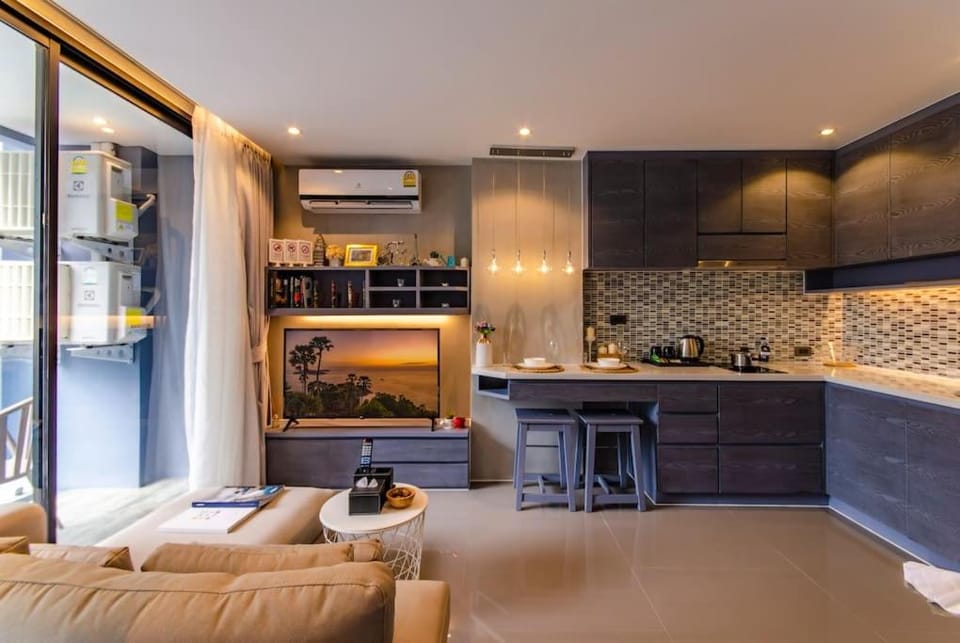TV and multimedia, Kitchen or kitchenette, Dining area, stove, air conditioner