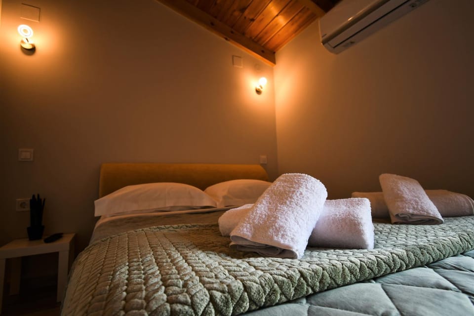 Bed, Bedroom, towels