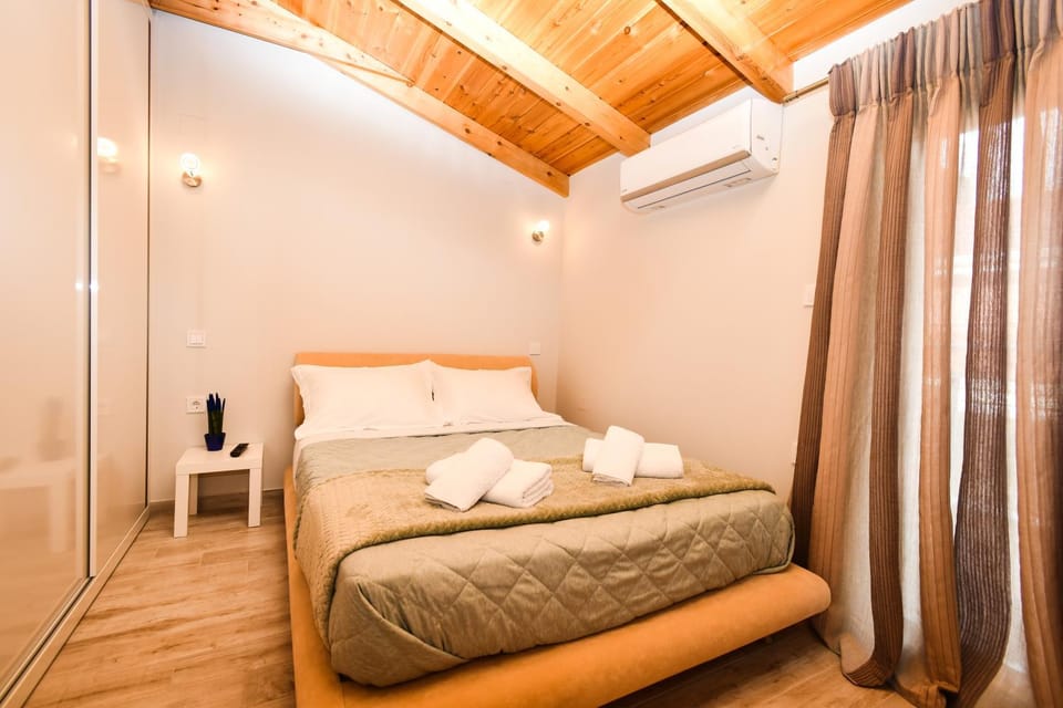 Bed, Photo of the whole room, Bedroom, towels, wardrobe, air conditioner