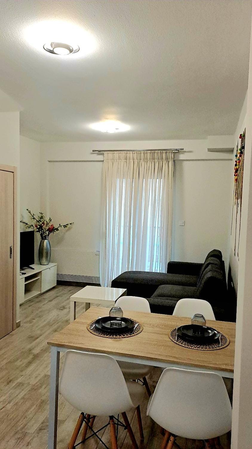 TV and multimedia, Kitchen or kitchenette, Living room, Seating area, Dining area