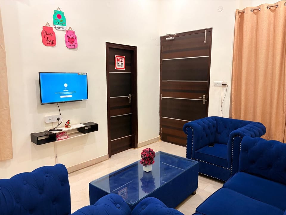 TV and multimedia, Living room, Seating area, Evening entertainment