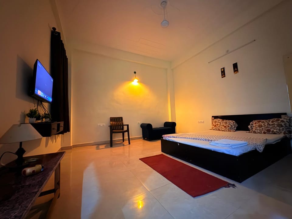 Bed, TV and multimedia, Evening entertainment, Bedroom