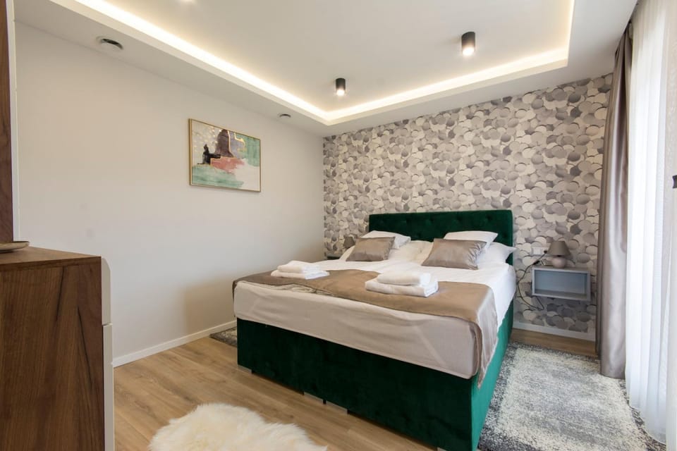 Bed, Photo of the whole room, Dining area, Bedroom, towels