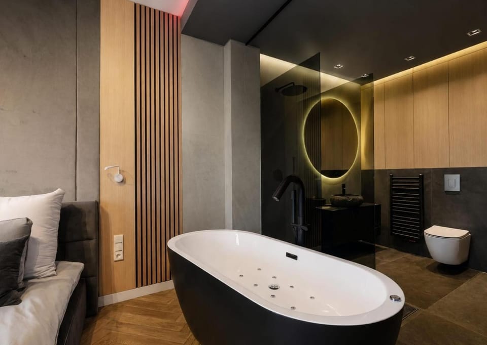 Toilet, Hot Tub, Bathroom