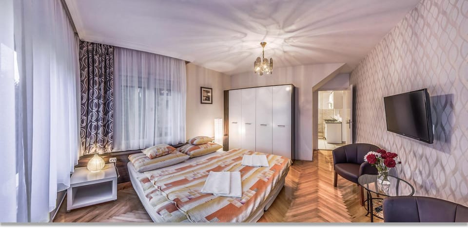 Bed, TV and multimedia, Photo of the whole room, Bedroom