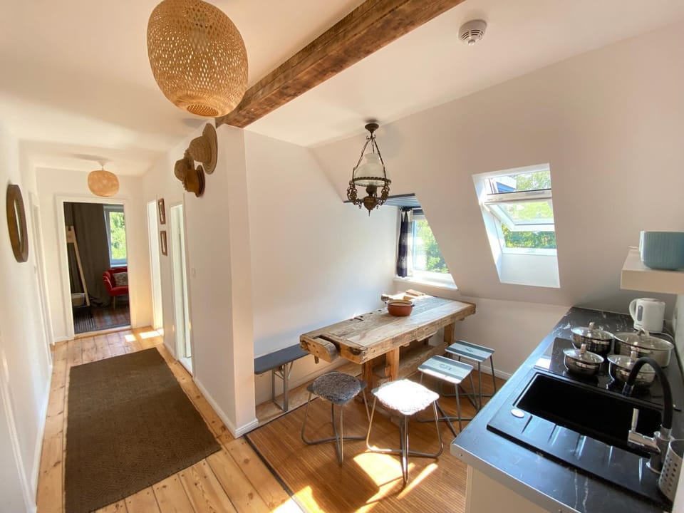 Kitchen or kitchenette, Dining area, stove