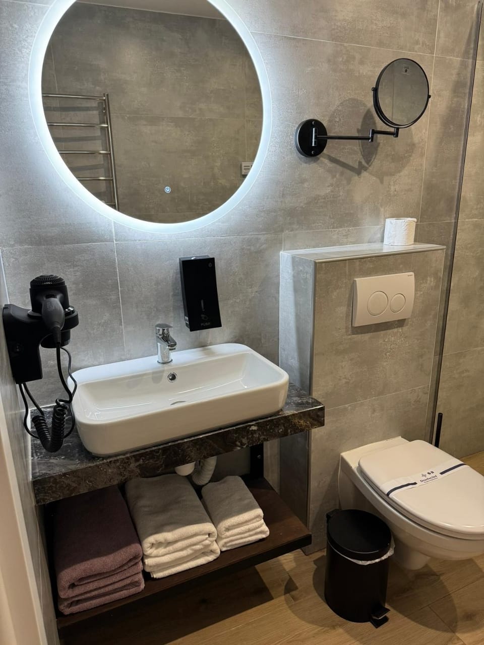 Shower, Toilet