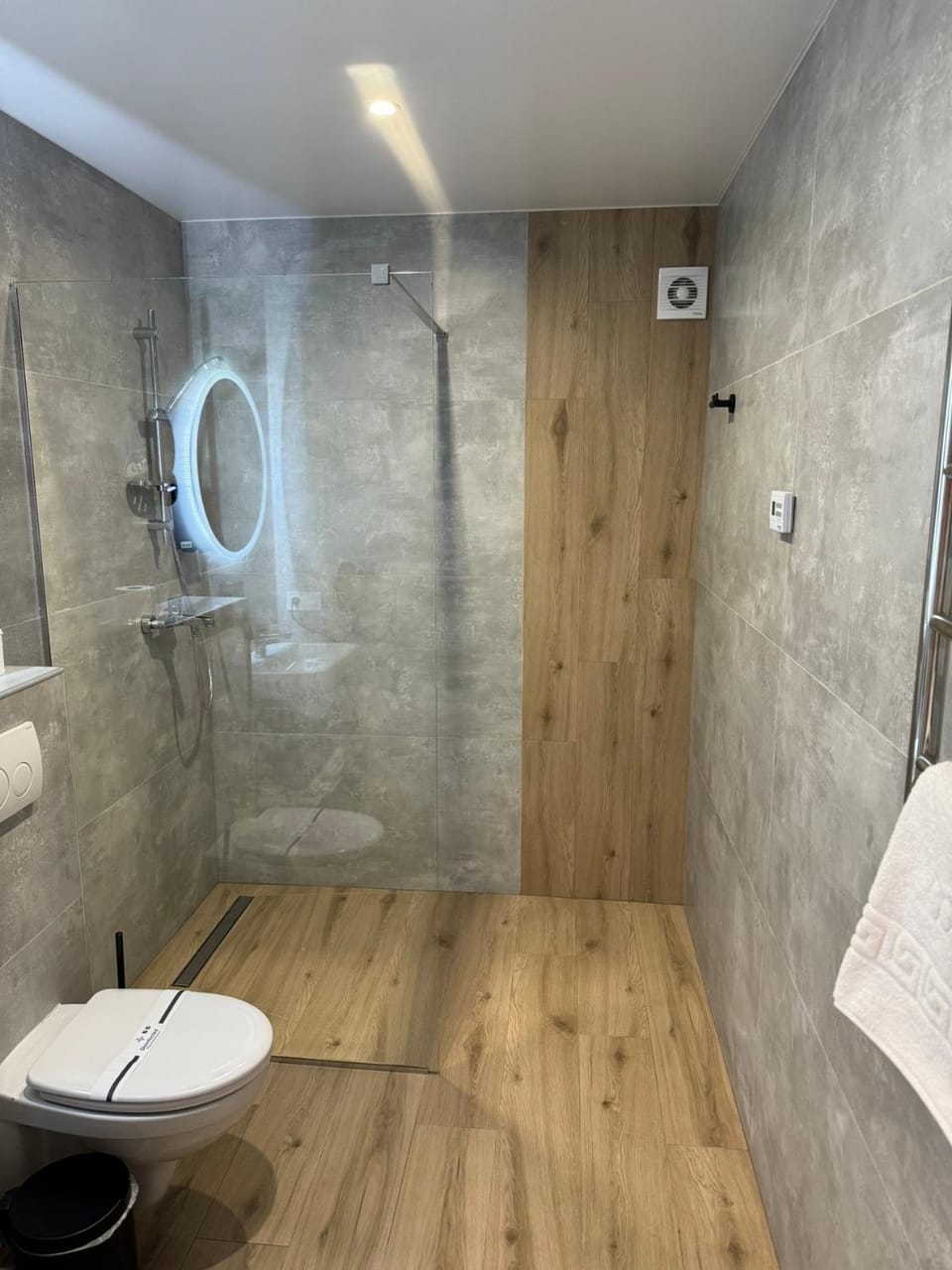 Shower, Toilet