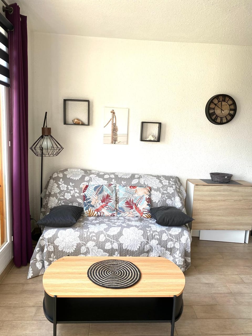 Bed, Living room