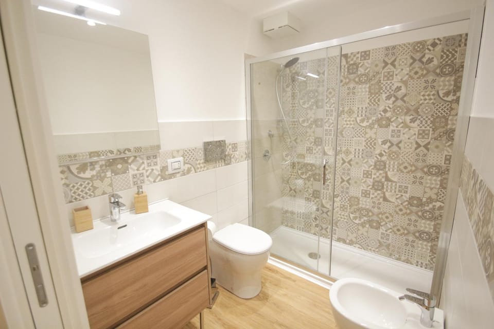 Shower, Toilet, Bathroom, bidet, towels