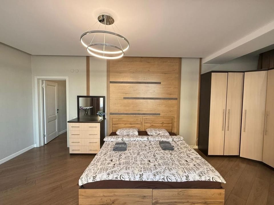 Bed, Bedroom, microwave