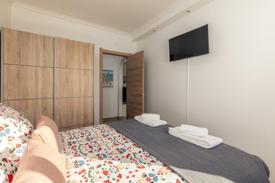 Bed, TV and multimedia, Bedroom, towels