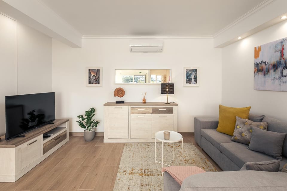 TV and multimedia, Living room, Seating area, air conditioner