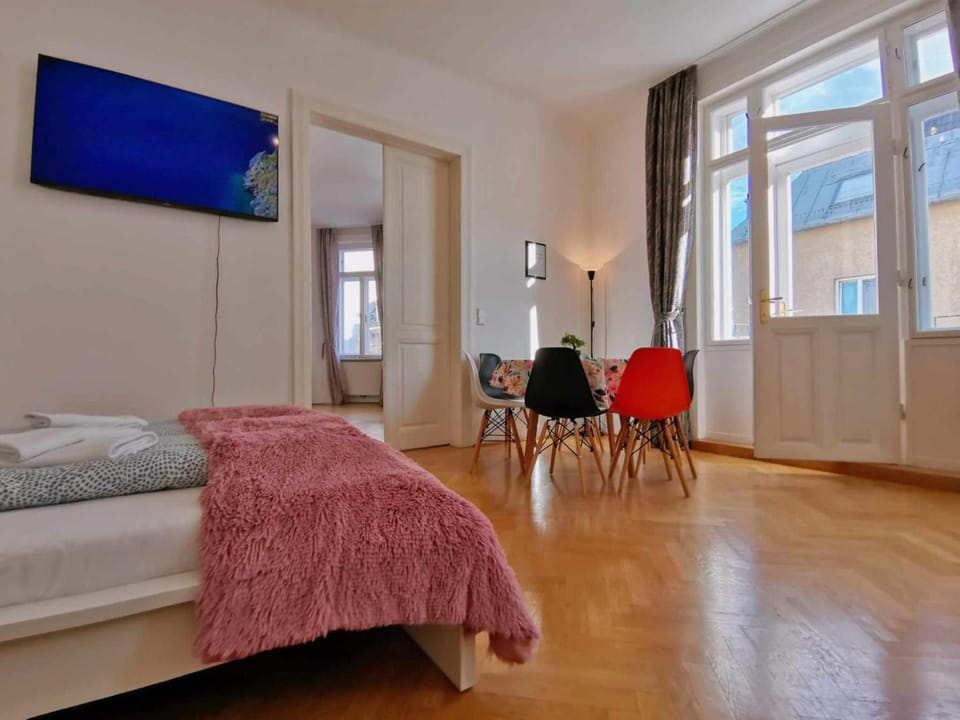 Central and round 3 minutes to city shopping center and Schönbrunn Palace Apartment in Vienna