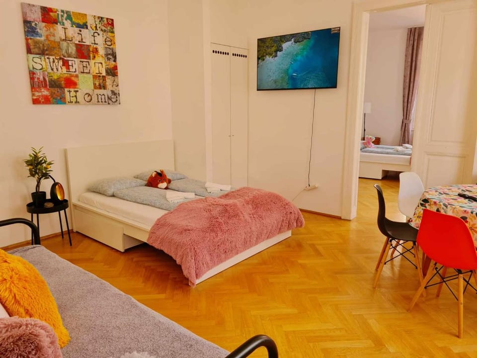 Central and round 3 minutes to city shopping center and Schönbrunn Palace Apartment in Vienna