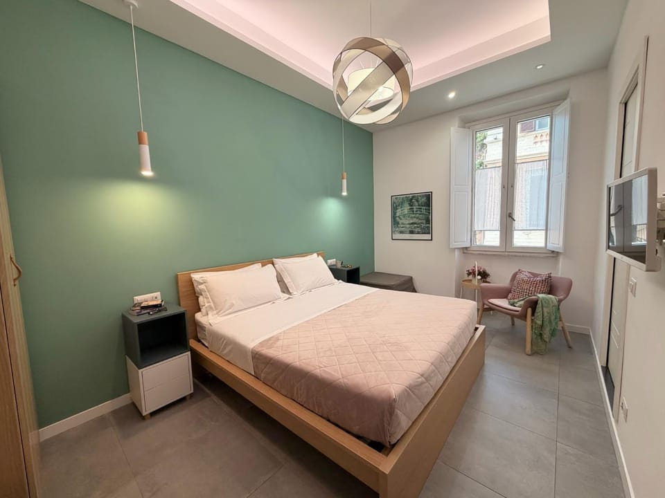 Photo of the whole room, Bedroom