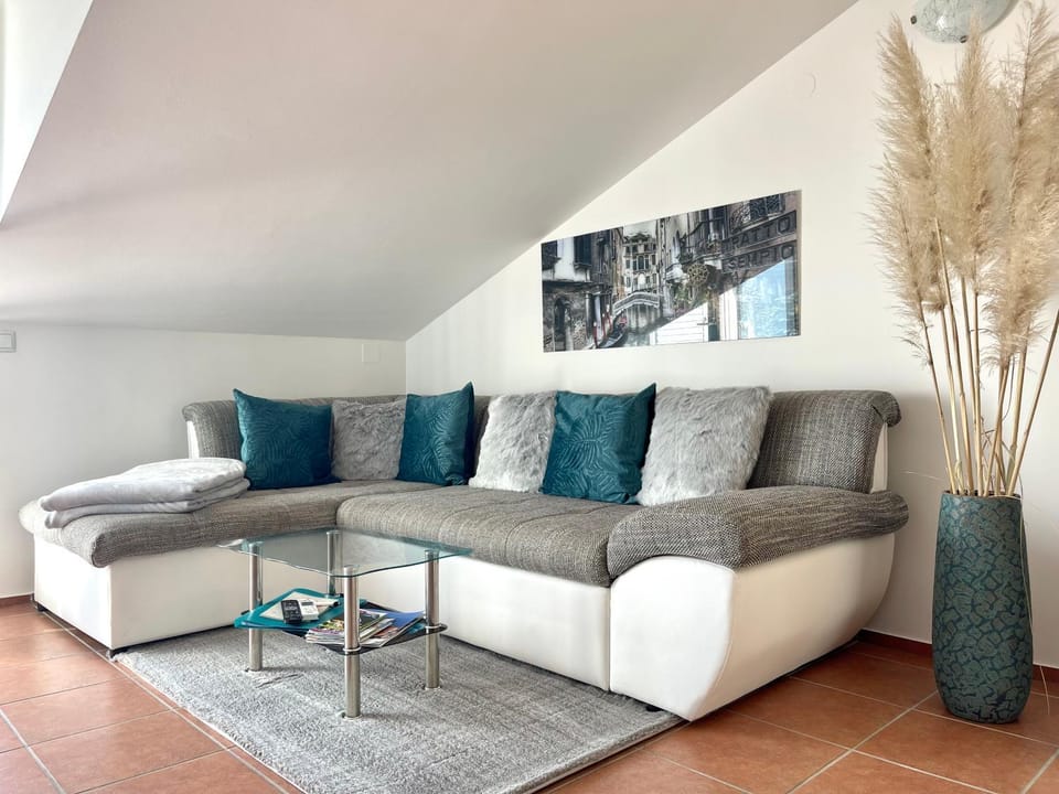 Living room, Seating area, air conditioner