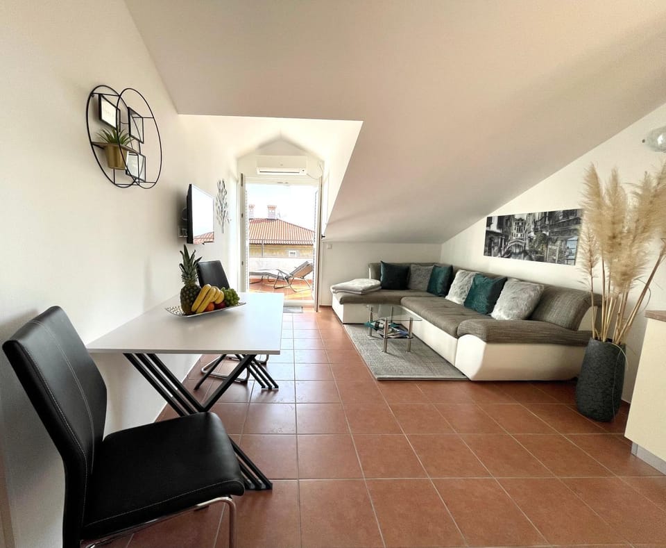 Living room, Seating area, Dining area, air conditioner