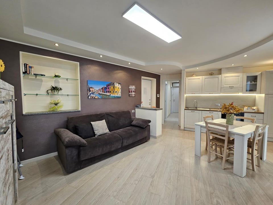 Kitchen or kitchenette, Living room, air conditioner