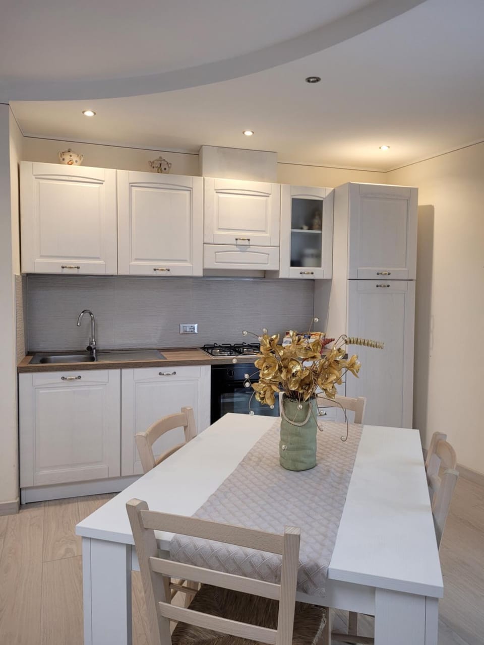 Kitchen or kitchenette, Dining area, dishwasher, minibar, pet friendly, stove