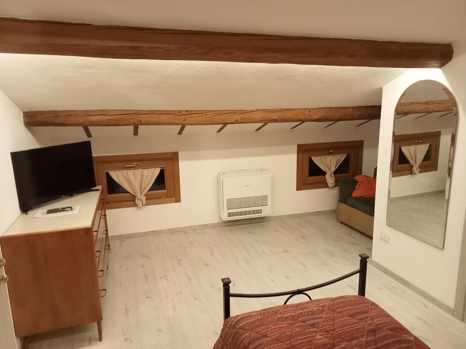 Photo of the whole room, Bedroom, bidet