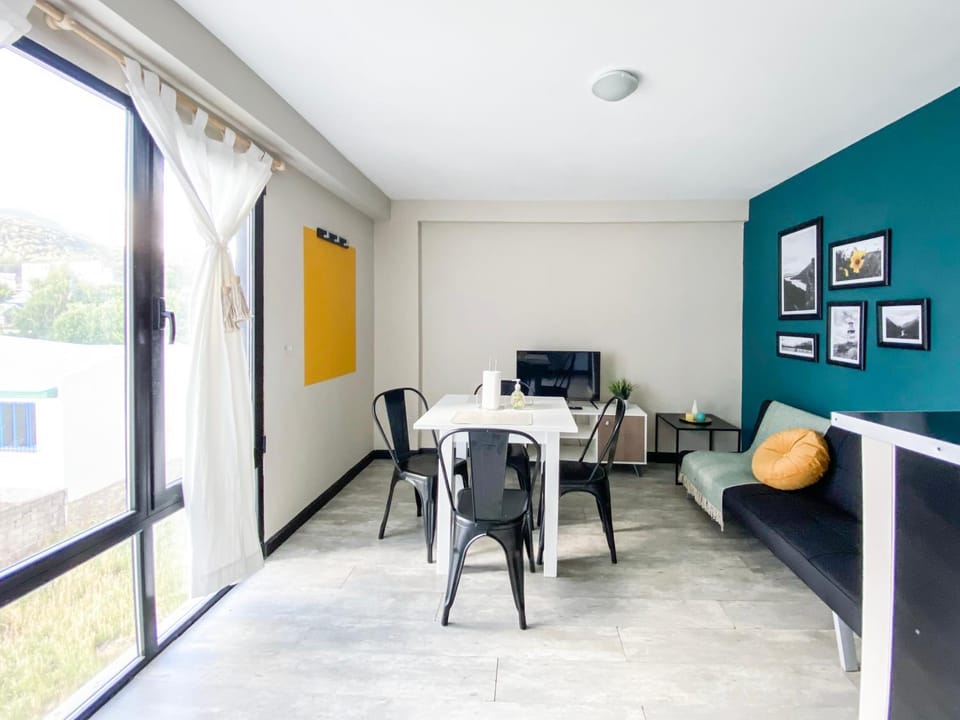 TV and multimedia, Living room, Photo of the whole room, Decorative detail, Seating area, Dining area, Area and facilities, Entertainment, hair dresser, internet, locker
