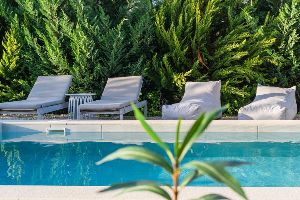 Pool view, Swimming pool, sunbed