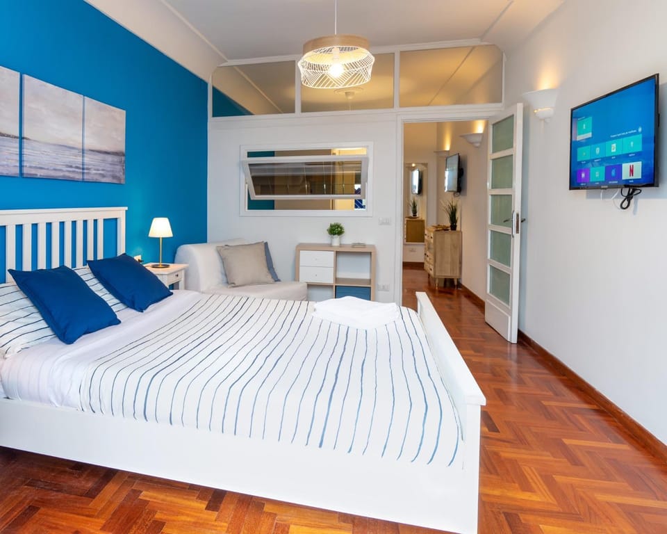 Bed, TV and multimedia, Photo of the whole room, Bedroom