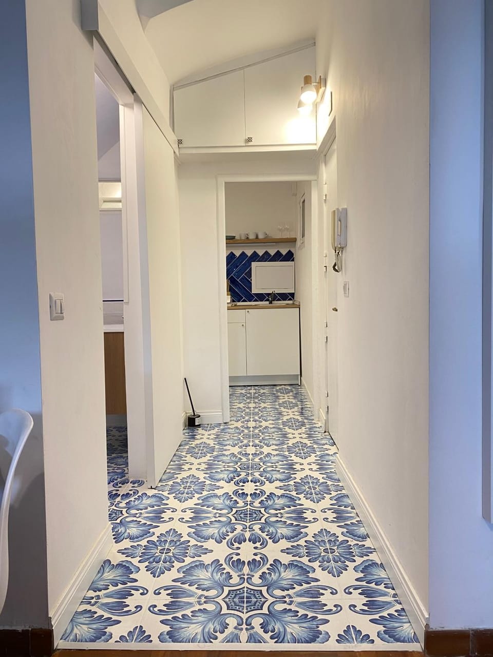 Photo of the whole room, kitchen