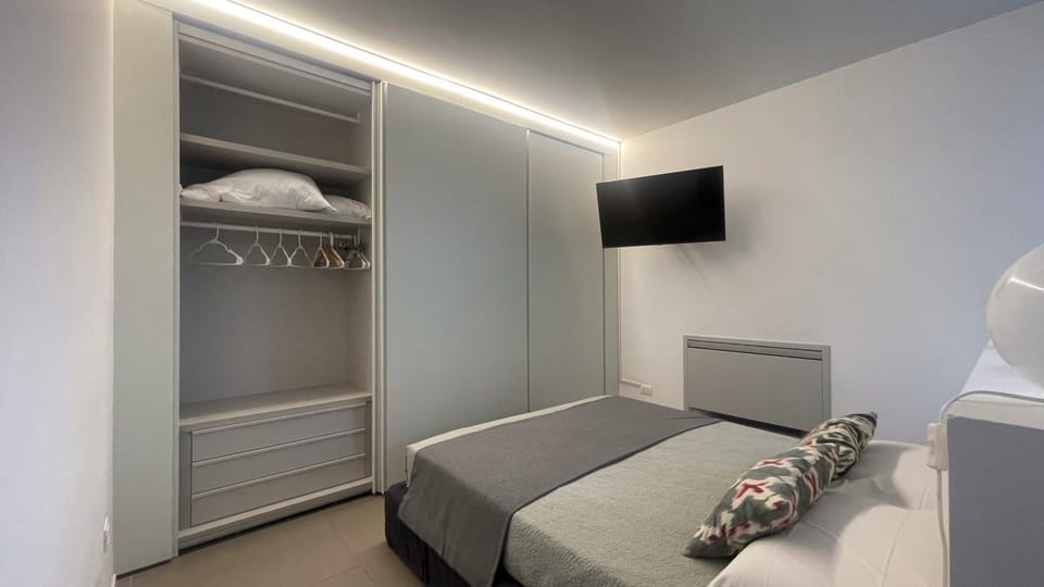 Bed, TV and multimedia, Photo of the whole room, Bedroom, wardrobe