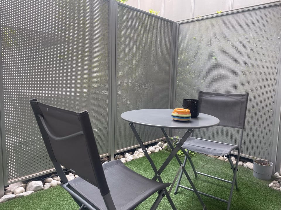 Patio, Day, Garden, Dining area