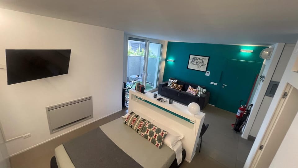 Bed, TV and multimedia, Balcony/Terrace, Lounge or bar, Photo of the whole room
